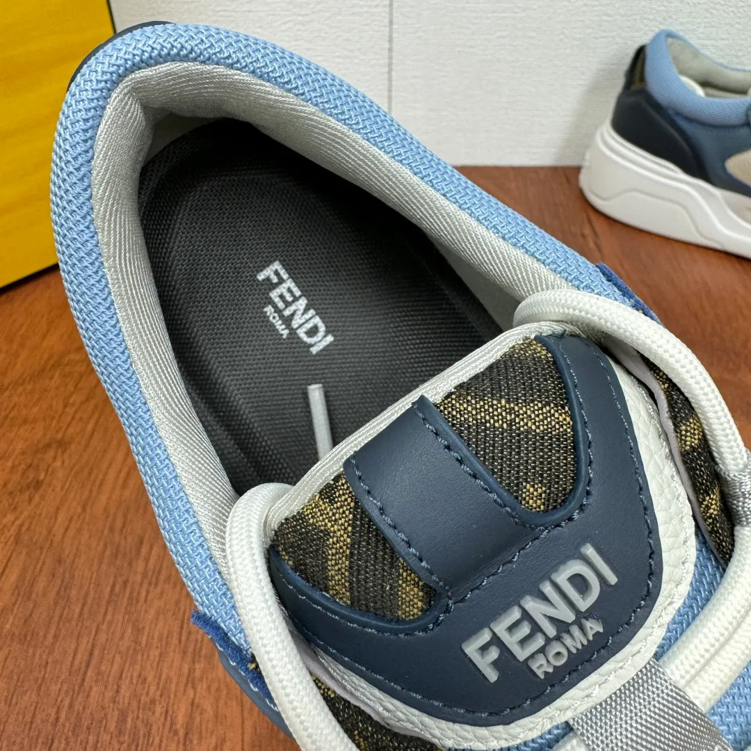 Batch 780 FENDI/FENDI Force men's sports shoes, new thick-soled lightweight lace-up low-top shoes at the counter, made of white full-grain leather and white and brown smooth leather, with padded elements. Brown FF jacquard and yellow technical fabric details. Lightweight, thick white sole with FF graphic details on the toe and heel. Main body of pebbled soft cowhide with Nappa calfskin. Contrasting color multiple composite splicing, extremely modern and youthful, webbing style lace-up hole design, multiple injection molded brand logo plastic modules on the toe, and embroidered FF logo on the side, heavy craftsmanship, full of details, super high quality control and fine workmanship! Full mesh breathable lining, ultra-light TPR foam rubber; molded outsole, lightweight and versatile, non-slip and wear-resistant! Comes with full packaging! Size: 39-40-41-42-43-44 Leather shoe size (can be customized, 38.45 cannot be returned or exchanged) Item number: 7E1728 Blue